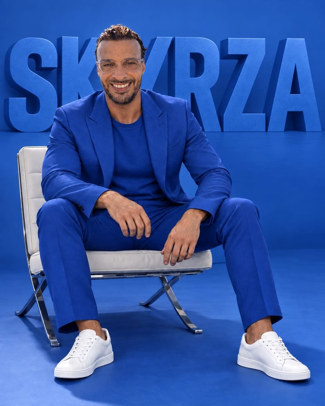 Daniele Incognito, Gründer von SKYRZA, vor dem SKYRZA-Schriftzug