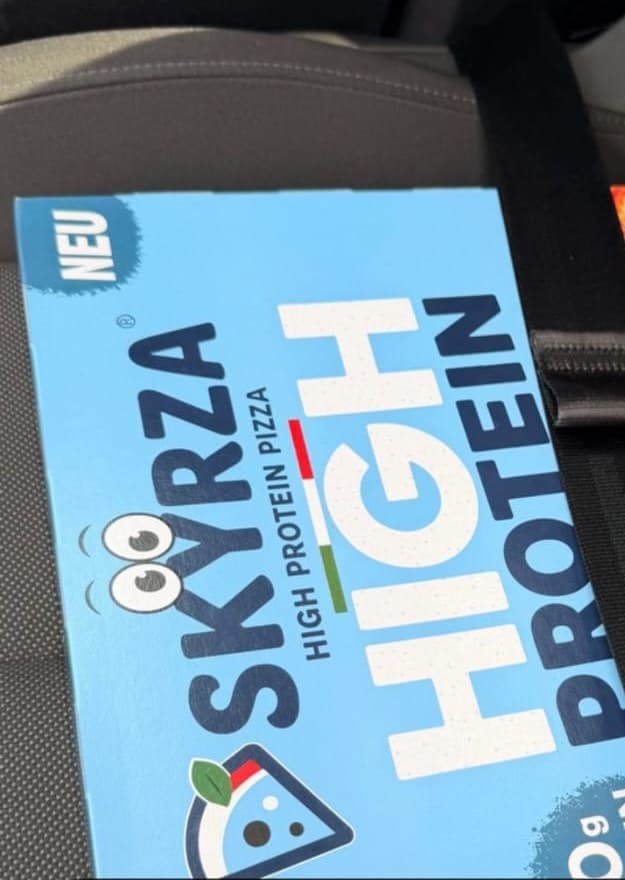 SKYRZA-Packung mit Sicherheitsgurt auf dem Autositz